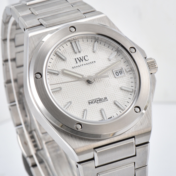 アイ・ダブリュー・シー側面デザイン